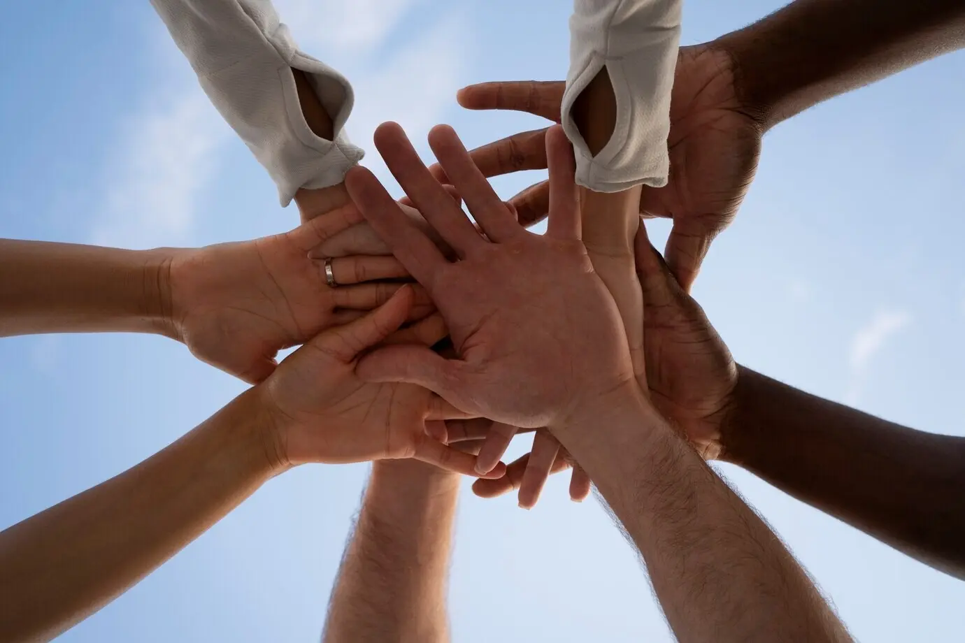 Люди дают друг другу пять во время тренировки на открытом воздухе.